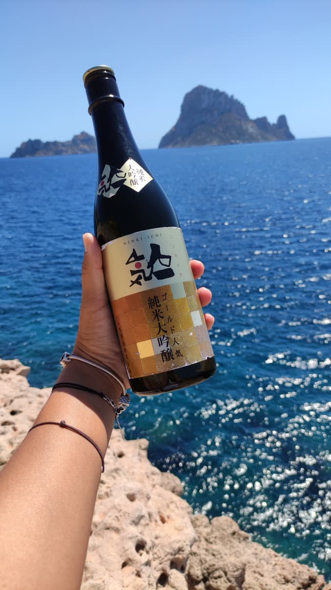 bottle of sake ninki ichi gold